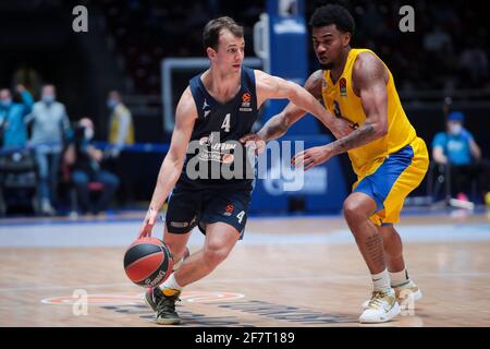 09-04-2021: Basketbal: BC Zenit Saint Petersburg / Maccabi Tel Aviv: Sint Petersburg SAINT PETERSBURG, RUSSLAND - 9. APRIL: Kevin Pangos von BC Zenit, Chris Jones von BC Maccabi Tel Aviv während des EuroLeague-Spiels der Turkish Airlines zwischen Zenit St. Petersburg und Maccabi Playtika Tel Aviv am 9. April 2021 im Ubileyny Sport Palace in Sankt Petersburg, Russland (Foto: Anatoly Medved/Orange Picches) Stockfoto