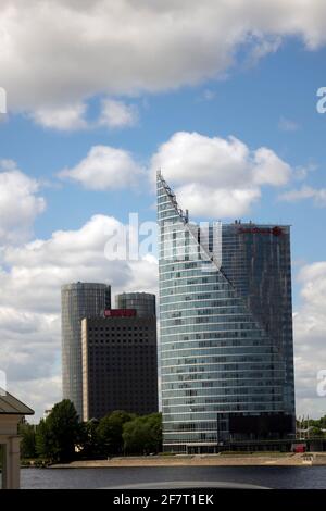 RIGA, LETTLAND - 27. MAI 2016: Neue Hochhäuser am Ufer der Daugava Stockfoto