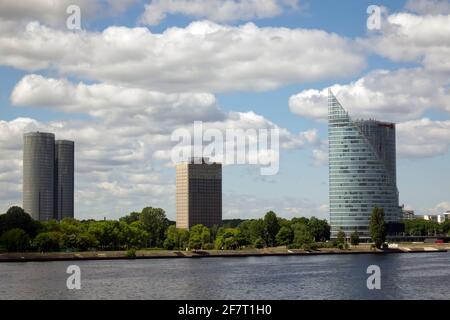 Neue Hochhäuser am Ufer der Daugava Stockfoto