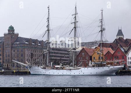 Das 1937 gebaute Segelschiff Christian Radich (erbaut) befindet sich am Bryggen Kai im alten Hafen von Bergen, Norwegen. Stockfoto