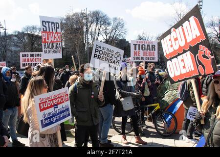 Belgrad, Serbien - 8. April 2021: Serbische freiberufliche Online-Arbeiter protestieren gegen rückwirkende Steuern und unwissende Steuerverwaltung, Menschenmenge Stockfoto