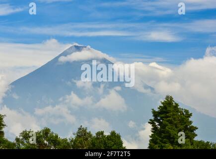 Eine atemberaubende Aussicht auf einen Vulkan vom Pacaya Vulkan, Guatemala Stockfoto