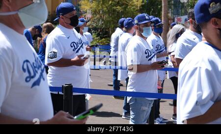 Los Angeles, CA, USA. April 2021. Fans stehen sich am Freitag für das Eröffnungsspiel von Dodgers gegen die Nationals an. Die Dodgers eröffneten das Stadion zum ersten Mal seit 18 Monaten mit neuen COVID-19-Fan-Richtlinien, einschließlich sozialer Distanzierung und Maskenaufbau. Quelle: Young G. Kim/Alamy Live News Stockfoto