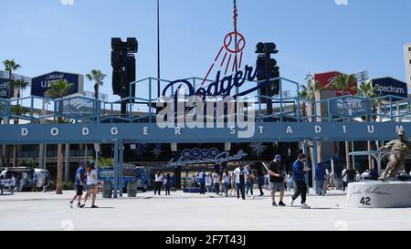 Los Angeles, CA, USA. April 2021. Fans betreten das Stadion beim Eröffnungsspiel von Dodgers gegen die Nationals am Freitag. Die Dodgers eröffneten das Stadion zum ersten Mal seit 18 Monaten mit neuen COVID-19-Fan-Richtlinien, einschließlich sozialer Distanzierung und Maskenaufbau. Quelle: Young G. Kim/Alamy Live News Stockfoto