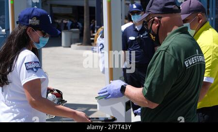 Los Angeles, CA, USA. April 2021. Ein Fan scannt ihr Ticket am Freitag beim Eröffnungsspiel von Dodgers zu Hause gegen die Nationals am Telefon. Die Dodgers eröffneten das Stadion zum ersten Mal seit 18 Monaten mit neuen COVID-19-Fan-Richtlinien einschließlich mobiler Tickets. Quelle: Young G. Kim/Alamy Live News Stockfoto