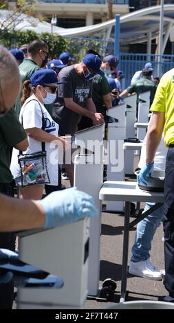 Los Angeles, CA, USA. April 2021. Fans stehen sich am Freitag für das Eröffnungsspiel von Dodgers gegen die Nationals an. Die Dodgers eröffneten das Stadion zum ersten Mal seit 18 Monaten mit neuen COVID-19-Fan-Richtlinien, einschließlich sozialer Distanzierung und Maskenaufbau. Quelle: Young G. Kim/Alamy Live News Stockfoto