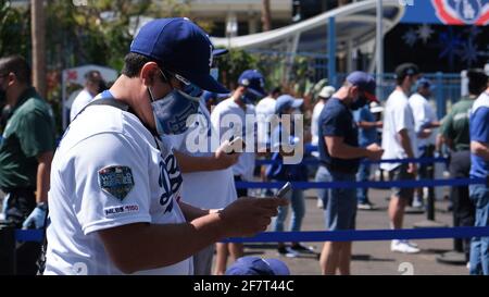 Los Angeles, CA, USA. April 2021. Ein Fan holt sein Ticket am Freitag beim Eröffnungsspiel von Dodgers Home gegen die Nationals am Telefon ab. Die Dodgers eröffneten das Stadion zum ersten Mal seit 18 Monaten mit neuen COVID-19-Fan-Richtlinien einschließlich mobiler Tickets. Quelle: Young G. Kim/Alamy Live News Stockfoto