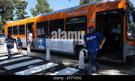 Los Angeles, CA, USA. April 2021. Fans steigen am Freitag beim Eröffnungsspiel von Dodgers Home gegen die Nationals aus dem Metro Dodger Stadium Express-Bus aus. Die Dodgers eröffneten das Stadion zum ersten Mal seit 18 Monaten mit neuen COVID-19 Fan-Richtlinien. Quelle: Young G. Kim/Alamy Live News Stockfoto