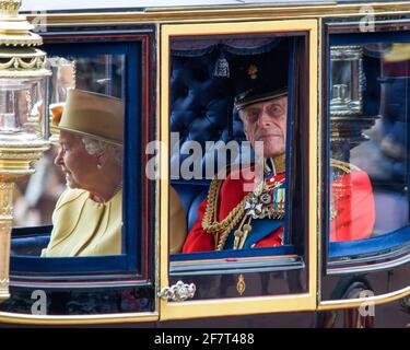 LONDON, Großbritannien - 16. JUNI 2012: Königin Elizabeth II. Und der Herzog von Edinburgh während der Trooping the Colour Ceremony in der Mall. Trooping the Color findet jedes Jahr im Juni statt, um offiziell den souveränen Geburtstag zu feiern. Stockfoto