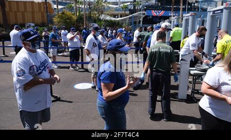 Los Angeles, CA, USA. April 2021. Fans stehen sich am Freitag für das Eröffnungsspiel von Dodgers gegen die Nationals an. Die Dodgers eröffneten das Stadion zum ersten Mal seit 18 Monaten mit neuen COVID-19-Fan-Richtlinien, einschließlich sozialer Distanzierung und Maskenaufbau. Quelle: Young G. Kim/Alamy Live News Stockfoto