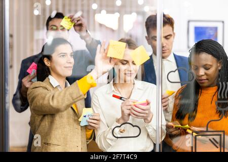 Projektleiter und Mitarbeiter Brainstorming zu Ideen - Multi-ethnische Gruppe Von Mitarbeitern, die Geschäftstreffen in einem Start-up-Büro abhalten Stockfoto