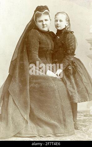 Prinzessin Emma von Waldeck und Pyrmont (Adelheid Emma Wilhelmina Theresia; 2. August 1858 – 20. März 1934) mit ihrer Tochter Wilhelmina. Emma war Königin Gemahlin der Niederlande und Großherzogin Gemahlin von Luxemburg durch Heirat mit König-Großherzog William III. Von 1890 bis 1898 war sie Regentin für ihre Tochter Königin Wilhelmina. Stockfoto