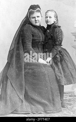 Prinzessin Emma von Waldeck und Pyrmont (Adelheid Emma Wilhelmina Theresia; 2. August 1858 – 20. März 1934) mit ihrer Tochter Wilhelmina. Emma war Königin Gemahlin der Niederlande und Großherzogin Gemahlin von Luxemburg durch Heirat mit König-Großherzog William III. Von 1890 bis 1898 war sie Regentin für ihre Tochter Königin Wilhelmina. Stockfoto