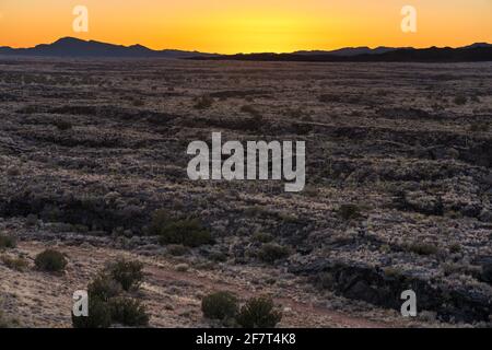 Sonnenuntergang über den Lavafeldern des Valley of Fires Recreation Area, New Mexico. Stockfoto