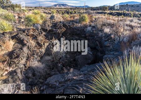 Eingestürzte Gasblasen in der heißen Lava schufen Löcher in der Lavaoberfläche im Valley of Fires Recreation Area, New Mexico. Stockfoto