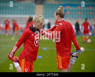 Cardiff Leckwith Stadium, 9. April 2021, Großbritannien: Wales' Jess Fishlock und Rhiannon Roberts Andrew Dowling/Alamy Live News Stockfoto