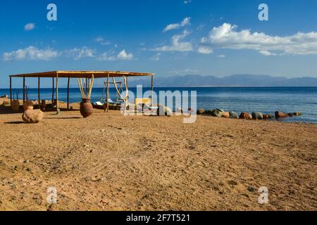 Dahab auf der Sinai Halbinsel, Ägypten, ist eine beliebte Touristenstadt am Meer am Golf von Aqaba Stockfoto