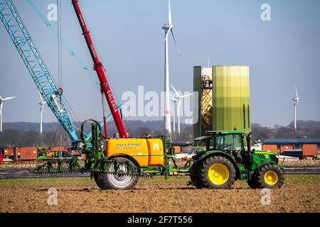 Bau einer Windkraftanlage, Stahlsäule von Enercon, bei Kerken, Kreis Kleve, am Niederrhein, Landwirt bringt Pflanzenschutzmittel hervor Stockfoto
