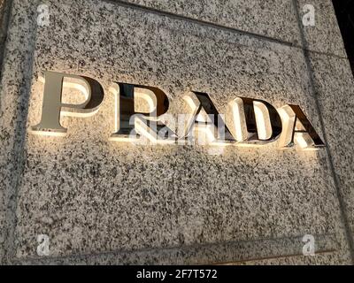 Lugano, Tessin, Schweiz - 10. März 2021 : beleuchtetes Prada-Schild an der Ladenwand in Lugano. Prada ist ein internationaler italienischer Luxus cl Stockfoto