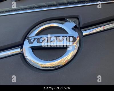 Sorengo, Tessin, Schweiz - 8. März 2021 : Volvo-Logo aus nächster Nähe auf einer LKW-Karosserie. Volvo ist ein schwedischer Auto- und Lkw-Hersteller Stockfoto