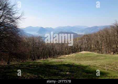 Schöne Aussicht über die Region Lugano vom Capriasca Valley aus gesehen Die Schweiz an einem frühen Frühlingstag Stockfoto