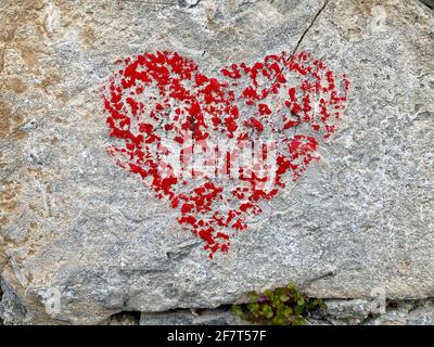 Rote Herzform auf einem Stein in Lugano, Schweiz Stockfoto