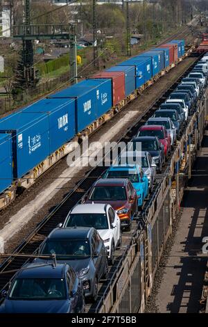 Güterbahnhof Duisburg-Rheinhausen, im Hafengebiet Logport, Güterzüge mit Neuwagen beladen, und der Containerzug aus China, auf dem Weg nach t Stockfoto