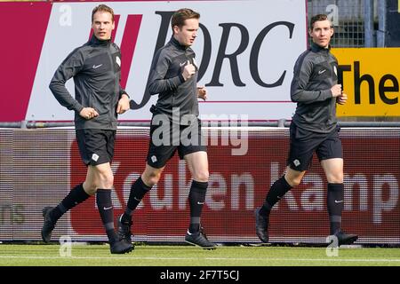 KERKRADE, NIEDERLANDE - APRIL 9: Assistenzschiedsrichter Sjoerd Nanninga, Schiedsrichter Ingmar Oostrom und Assistenzschiedsrichter Michael Osseweijer während des niederländischen K Stockfoto