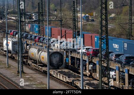 Güterbahnhof Duisburg-Rheinhausen, im Hafengebiet Logport, Güterzüge, die mit Neuwagen, verschiedenen Tankcontainern und dem Containerzug hin- und herfahren Stockfoto
