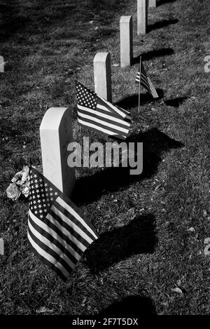 Amerikanische Flaggen schmücken Gräber von US-Militärveteranen, die auf dem Santa Fe National Cemetery in Santa Fe, New Mexico, begraben wurden. Stockfoto