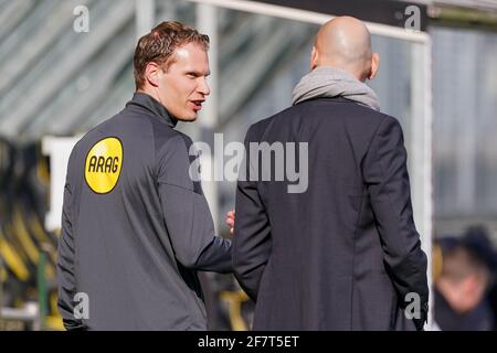 KERKRADE, NIEDERLANDE - APRIL 9: Schiedsrichter-Assistent Sjoerd Nanninga und Trainer Jurgen Streppel von Roda JC während des niederländischen Keukenkampioendivisie-Spiels b Stockfoto