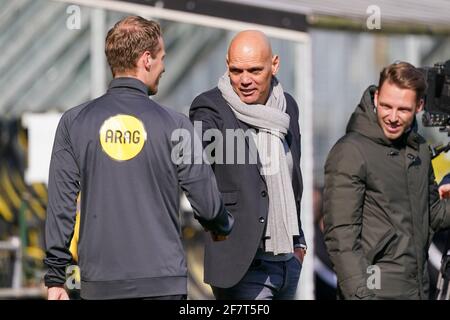 KERKRADE, NIEDERLANDE - APRIL 9: Schiedsrichter-Assistent Sjoerd Nanninga und Trainer Jurgen Streppel von Roda JC während des niederländischen Keukenkampioendivisie-Spiels b Stockfoto