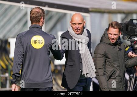 KERKRADE, NIEDERLANDE - APRIL 9: Schiedsrichter-Assistent Sjoerd Nanninga und Trainer Jurgen Streppel von Roda JC während des niederländischen Keukenkampioendivisie-Spiels b Stockfoto