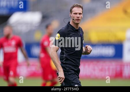 KERKRADE, NIEDERLANDE - APRIL 9: Assistenzschiedsrichter Sjoerd Nanninga während des niederländischen Keukenkampioendivisie-Spiels zwischen Roda JC Kerkrade und Almere CI Stockfoto