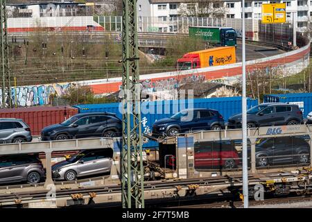 Güterbahnhof Duisburg-Rheinhausen, im Hafengebiet Logport, Güterzüge mit Neuwagen beladen, und der Containerzug aus China, auf dem Weg nach t Stockfoto