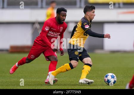 KERKRADE, NIEDERLANDE - 9. APRIL: John Yeboah vom Almere City FC und Benjamin Bouchouari von Roda JC während des niederländischen Keukenkampioendivisie-Spiels Stockfoto