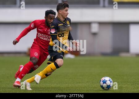 KERKRADE, NIEDERLANDE - 9. APRIL: John Yeboah vom Almere City FC und Benjamin Bouchouari von Roda JC während des niederländischen Keukenkampioendivisie-Spiels Stockfoto