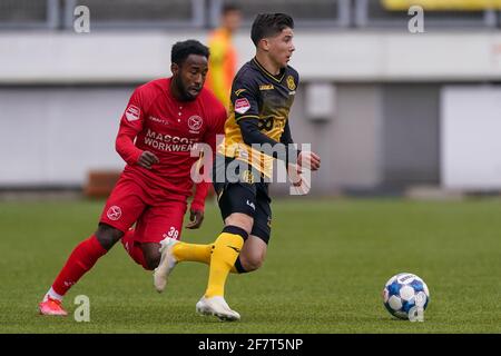 KERKRADE, NIEDERLANDE - 9. APRIL: John Yeboah vom Almere City FC und Benjamin Bouchouari von Roda JC während des niederländischen Keukenkampioendivisie-Spiels Stockfoto