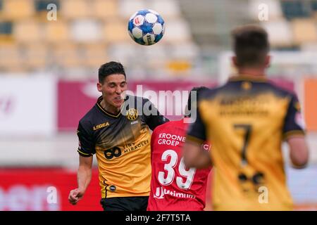 KERKRADE, NIEDERLANDE - 9. APRIL: Stefano Marzo von Roda JC und John Yeboah von Almere City FC während des niederländischen Keukenkampioendivisie-Spiels zwischen Roda Stockfoto