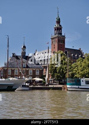 Blick vom Museumshafen auf das Rathaus und links davor ein historisches Gebäude „Waage“ Stockfoto