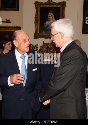 Windsor, Großbritannien. April 2017. Prinz Phillip, der Herzog von Edinburgh, spricht mit Tony Little, dem ehemaligen Leiter des Eton College, vor einem Abendessen für den Prince Philip Trust Fund im Guildhall in Windsor an diesem Abend. Treuhänder und Spender der Wohltätigkeitsorganisation nahmen an der Veranstaltung Teil. Die Wohltätigkeitsorganisation sammelt Gelder und verteilt sie an Wohltätigkeitsorganisationen im Royal Borough of Windsor & Maidenhead in Berkshire. Quelle: Maureen McLean/Alamy Stockfoto