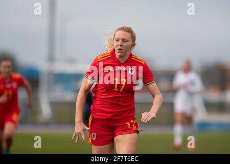 Cardiff, Wales, Großbritannien. April 2021. Ceri Holland of Wales beim Freundschaftsspiel zwischen den Wales Women und den Canada Women im Leckwith Stadium in Cardiff. Kredit: Mark Hawkins/Alamy Live Nachrichten Stockfoto