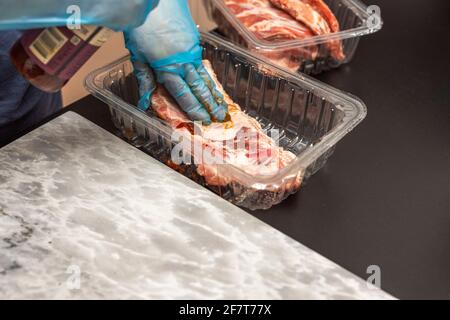 Nahaufnahme der Schweineribs mit bbq-Marinade. Lebensmittel- und Gesundheitskonzept. Stockfoto