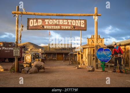 Begrüßungsschild für die Stadt Tombstone bei Sonnenuntergang, Arizona Stockfoto