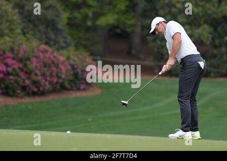 Augusta, Usa. April 2021. Jon Rahm platzt am Freitag, den 9. April 2021, in der zweiten Runde des Masters-Turniers 2021 im Augusta National Golf Club in Augusta, Georgia, am elften Loch. Foto von Kevin Dietsch/UPI Credit: UPI/Alamy Live News Stockfoto