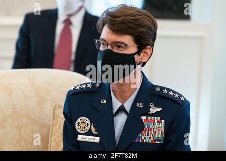 Die Gen. der US-Luftwaffe Jacqueline Van Ovost wird bei einem Treffen mit Präsident Joe Biden, Vizepräsidentin Kamala Harris, Verteidigungsminister Lloyd Austin, Stellvertretende Verteidigungsministerin Kathleen Hicks, Und Kombatantenkommandantnominierte US-Army LT. General Laura Richardson am Montag, den 8. März 2021, im Oval Office des Weißen Hauses. (Offizielles Foto des Weißen Hauses von Adam Schultz) Stockfoto