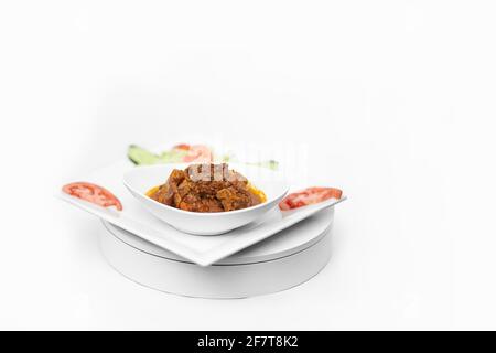 Servieren von Gulasch mit Tomaten und Gurken isoliert auf einem Weißer Hintergrund Stockfoto