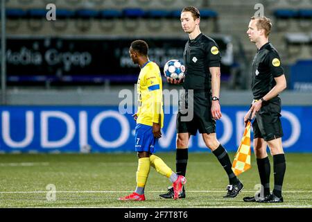 DEN B.Sc., NIEDERLANDE - APRIL 9: Schiedsrichter Christian Bax, Stellvertretender Schiedsrichter Stefan de Groot während des niederländischen Keukenkampioendivisie-Spiels zwischen dem FC Den Stockfoto