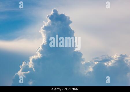 Beeindruckende Wolkenformationin vor blauem Himmel. Cumulonimbusbildung. Okavango-Delta. Botswana. Südliches Afrika. Stockfoto