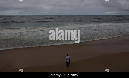 salvador, bahia / brasilien - 30. Mai 2017: Jung und gesehen am Pituba Beach in der Stadt Salvador. *** Ortsüberschrift *** Stockfoto